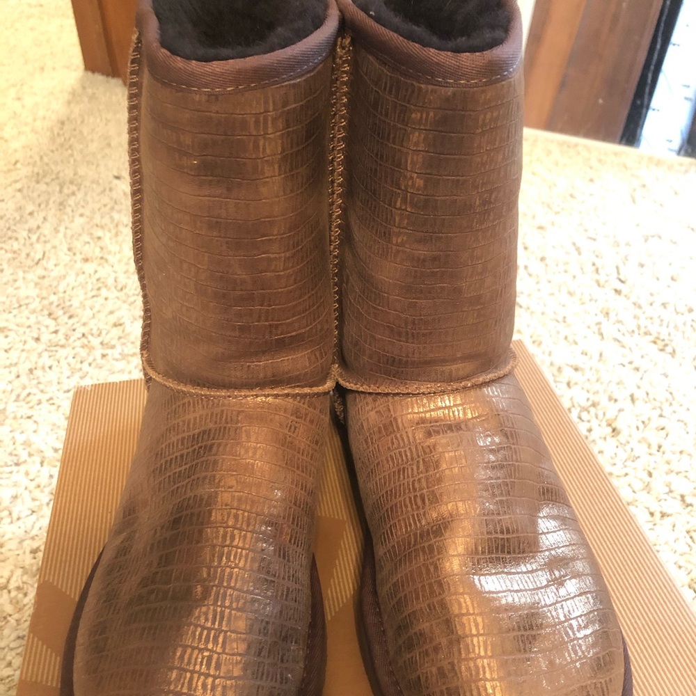 Classic Short Lizard Stud Uggs.  Size 8.